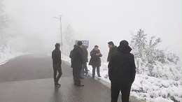 四川江安大雪下的太阳能路灯